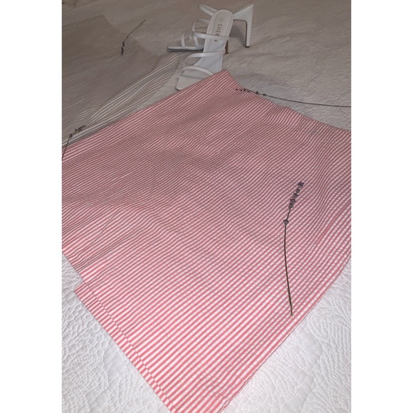 CLUB MONACO | 2 adorable skirts - Picture 3 of 6